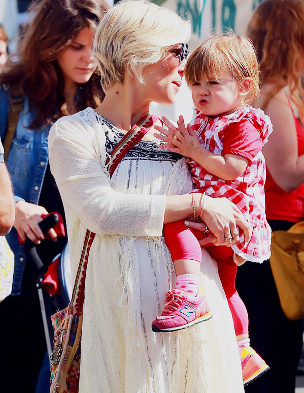 Elsa Pataky and India Rose get a taste of the Farmers Market